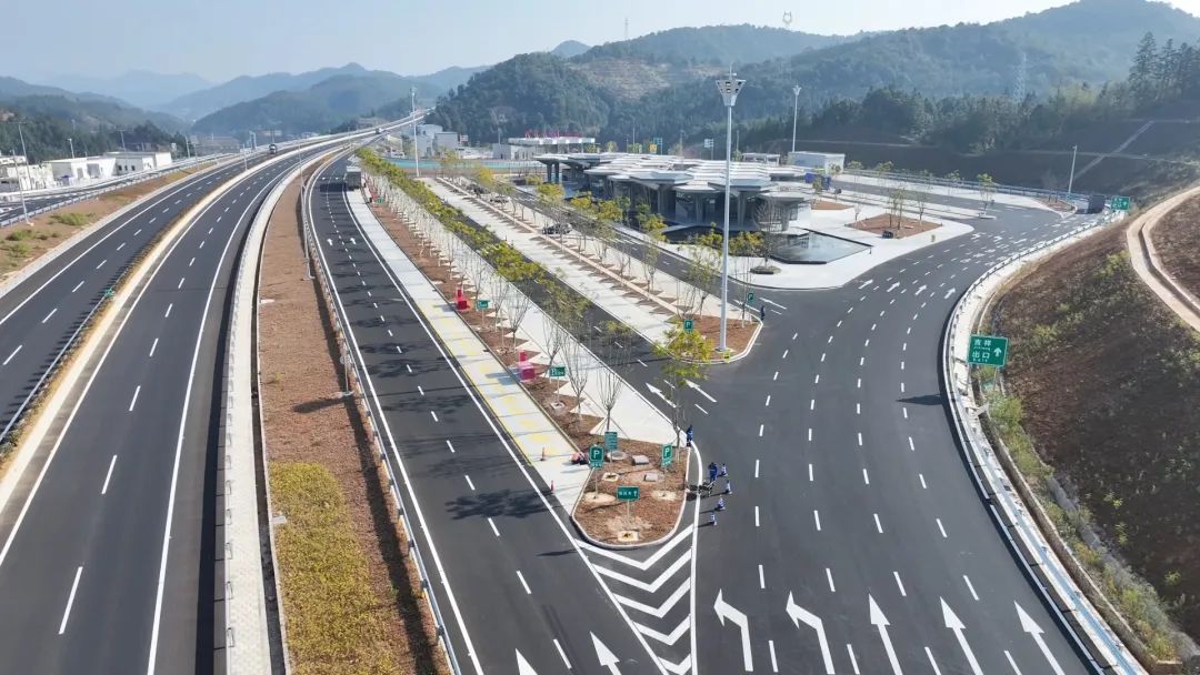 綠韻盛景與貼心服務(wù)——龍尋高速吉祥服務(wù)區(qū)